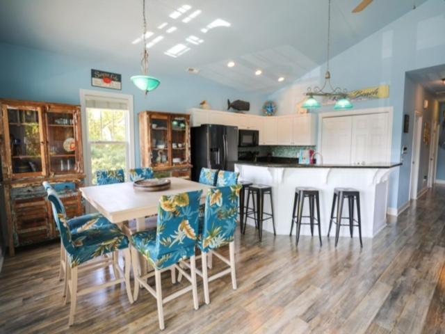 Atlantis Blue - Relaxing Beach Getaway Home Directly Across The Street From Beach Access! Home Kure Beach Exterior photo