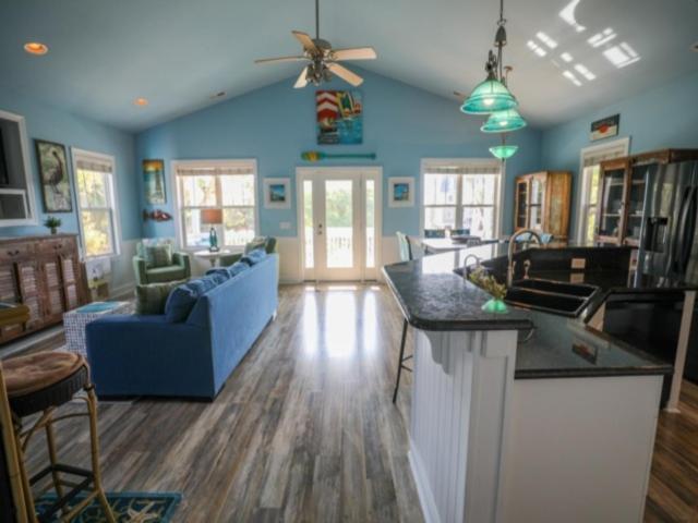 Atlantis Blue - Relaxing Beach Getaway Home Directly Across The Street From Beach Access! Home Kure Beach Exterior photo